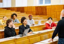 Zalety studiowania w kameralnym środowisku akademickim 189-zalety-studiowania-w-kameralnym-srodowisku-akademickim.webp