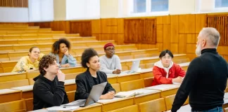 189-zalety-studiowania-w-kameralnym-srodowisku-akademickim.webp