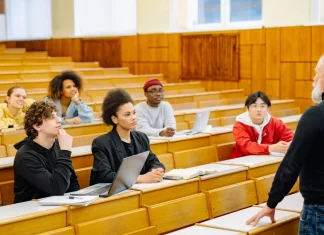 Zalety studiowania w kameralnym środowisku akademickim 189-zalety-studiowania-w-kameralnym-srodowisku-akademickim.webp